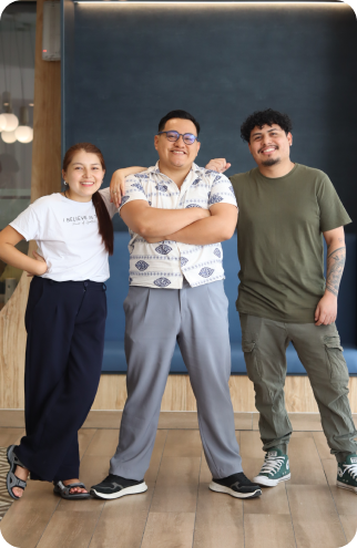 Equipo trabajando de pie